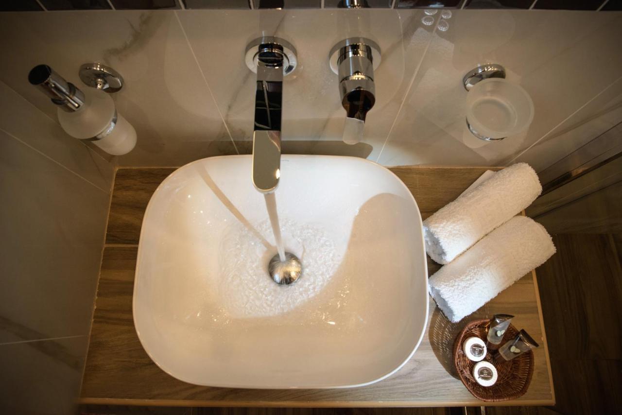Angelica'S Deluxe Rooms In Adamas المظهر الخارجي الصورة